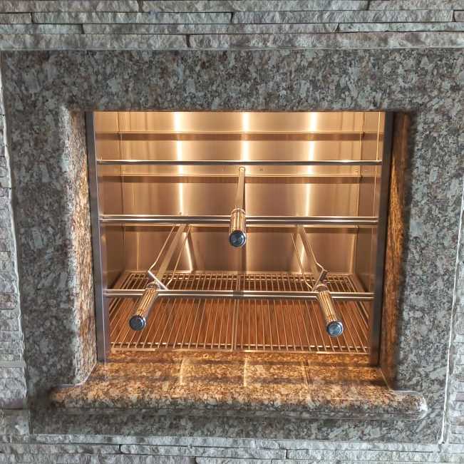 CHURRASQUEIRA COM REVESTIMENTO EM INOX.